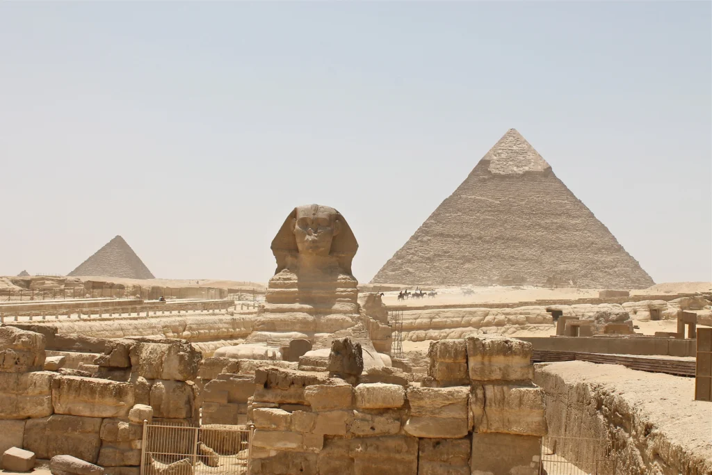 sotto le piramidi di Giza